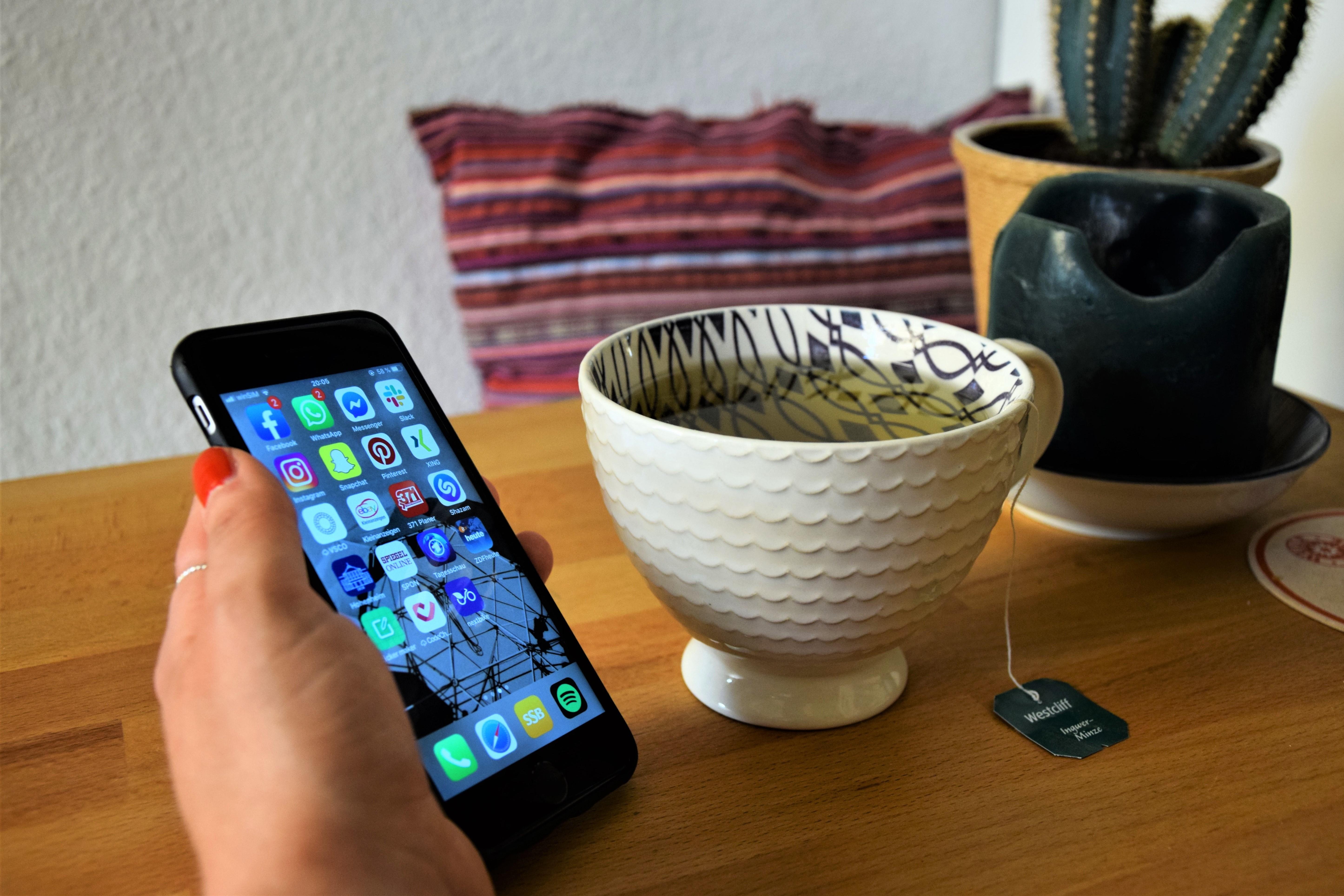 Foto mit einer Teetasse und einem Smaptphone