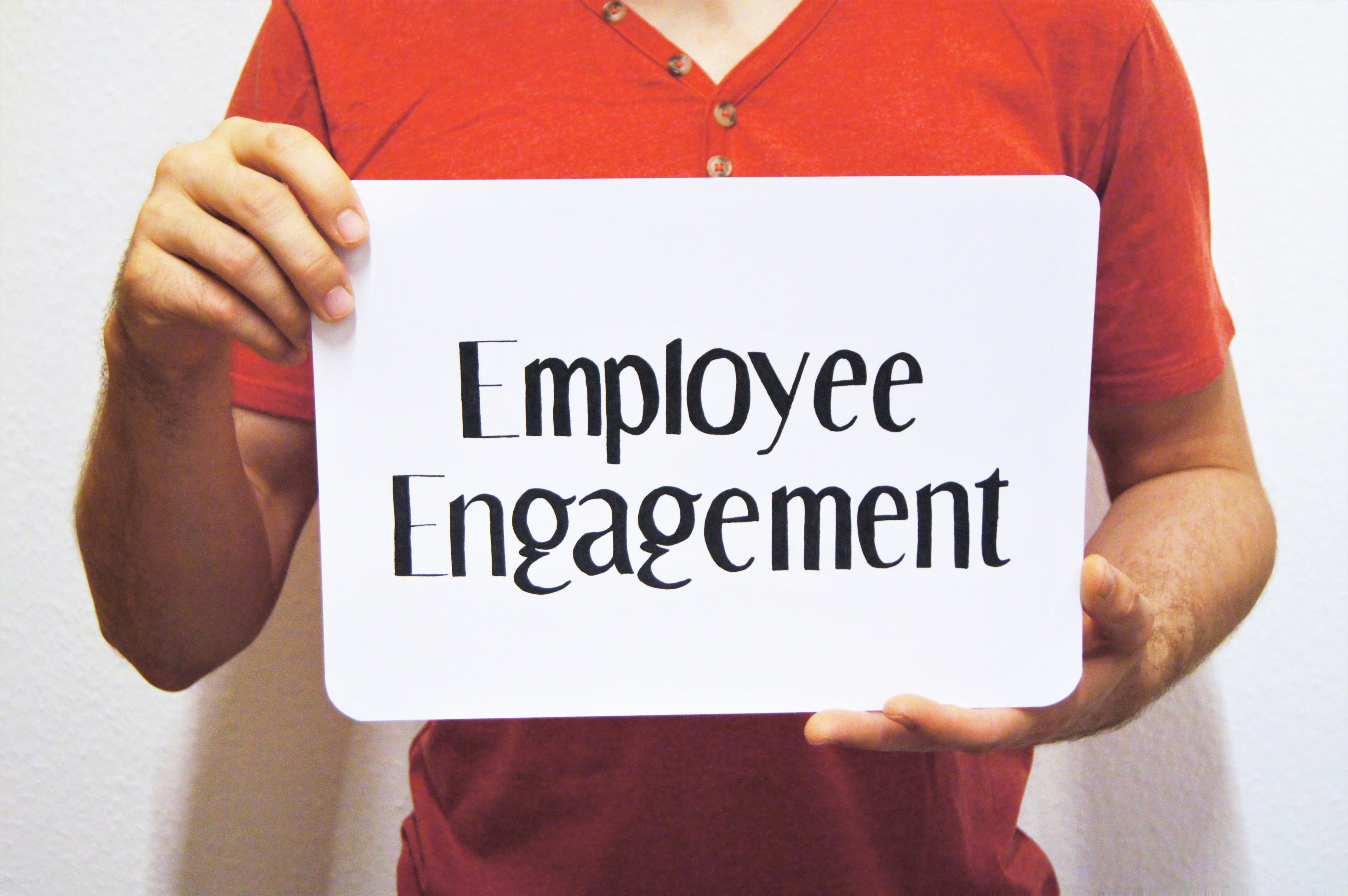 Ein Schild mit Employee Engagement wird hochgehalten