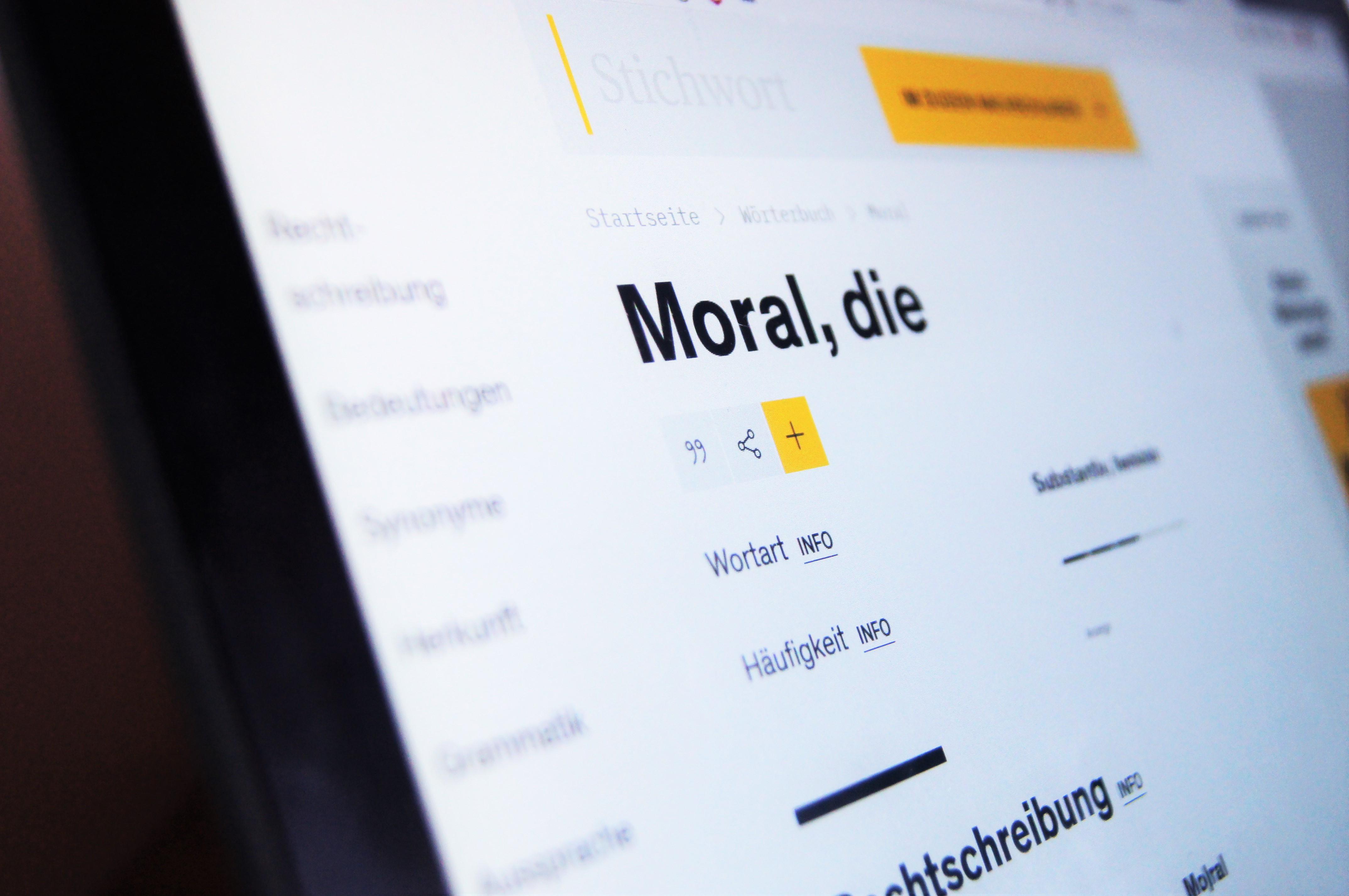 Das Wort Moral steht im Vordergrund eines Laptop-Bildschirms