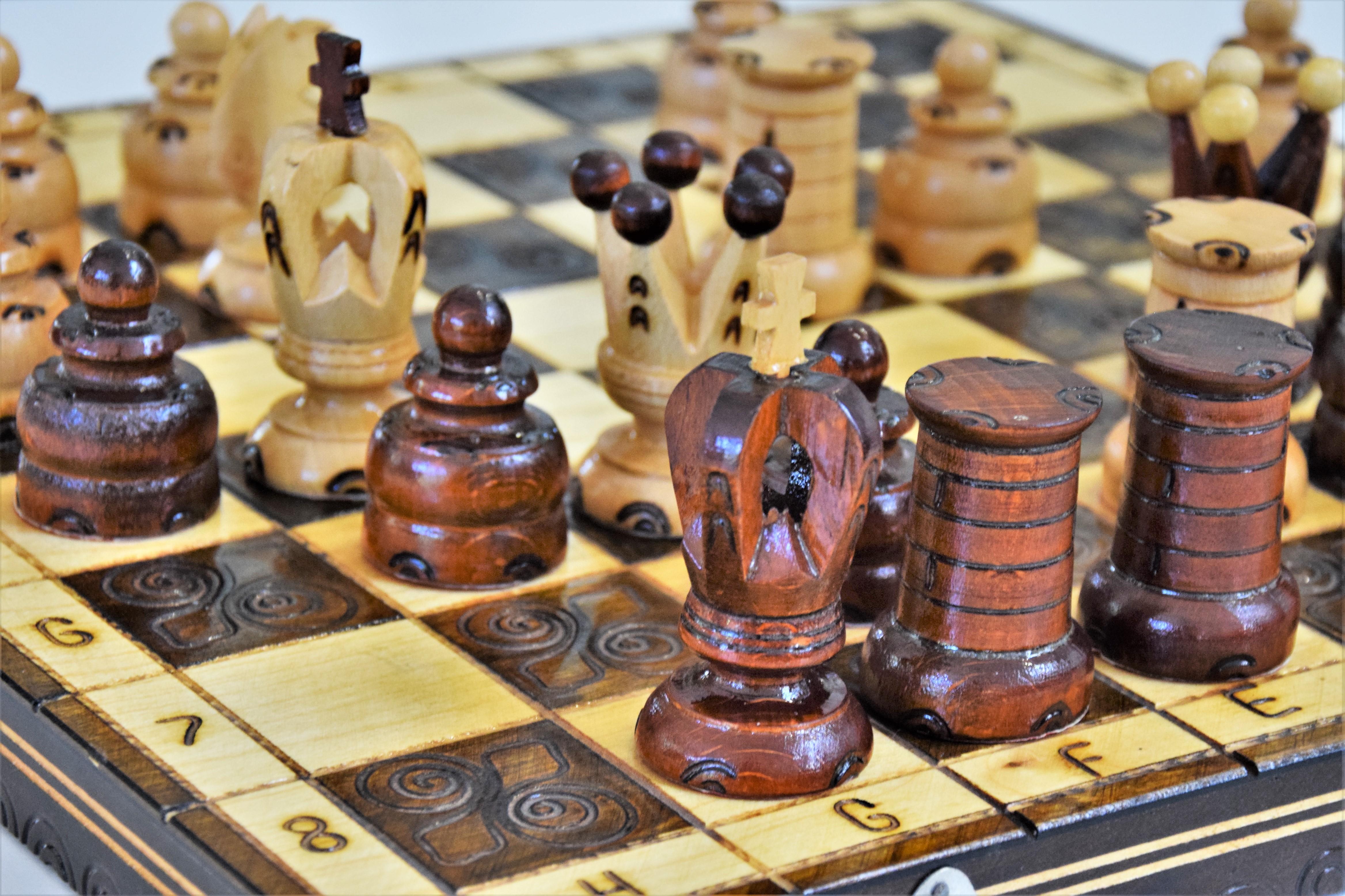 Ein Schachbrett mit Schachfiguren, die sich in der Schachmatt-Position befinden.